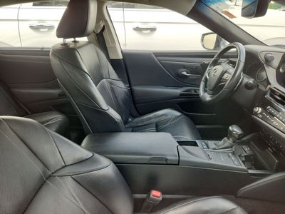 2022 Lexus ES 300h Ultra Luxury