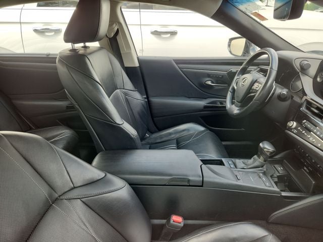 2022 Lexus ES 300h Ultra Luxury