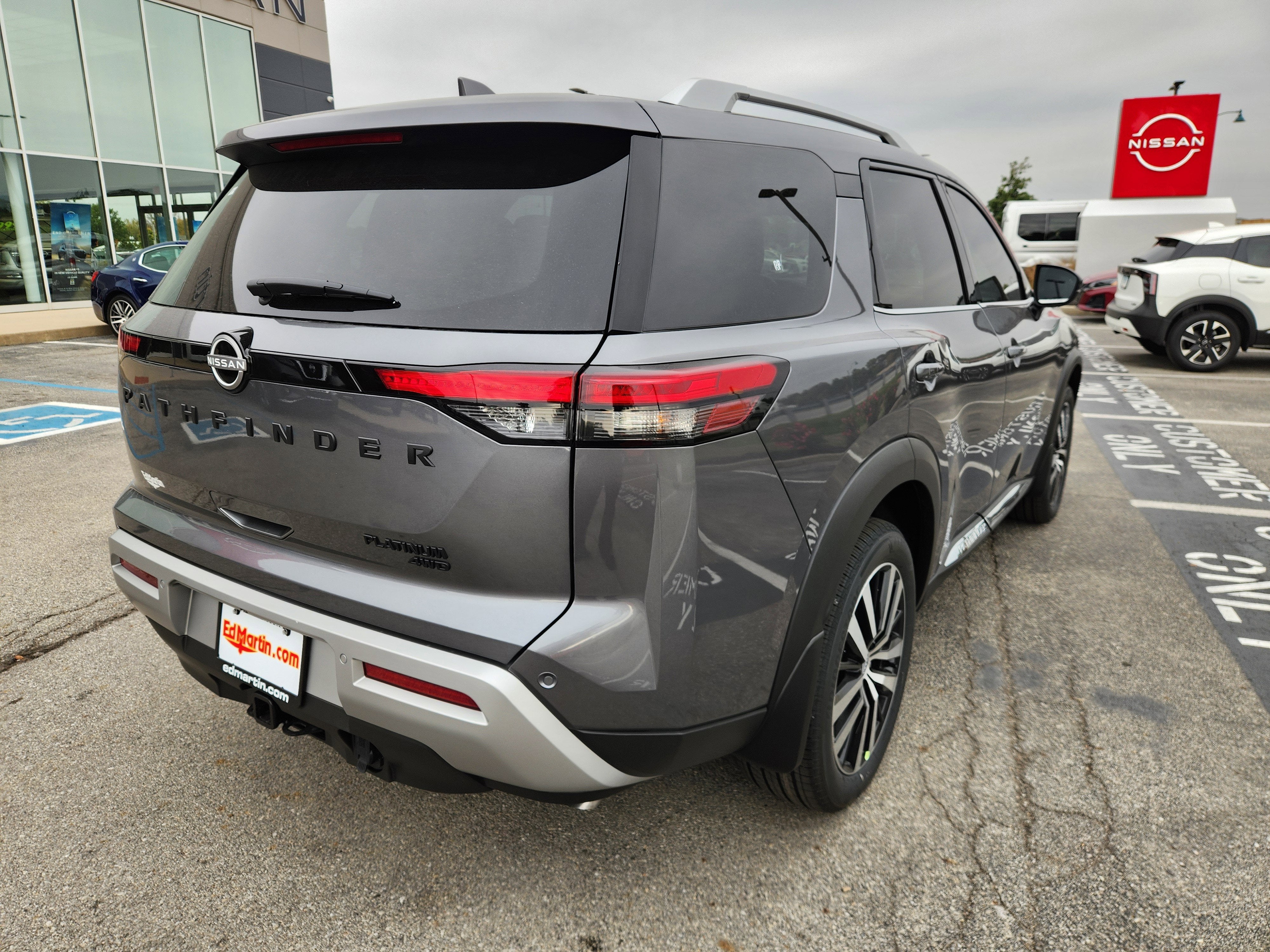 2025 Nissan Pathfinder Platinum